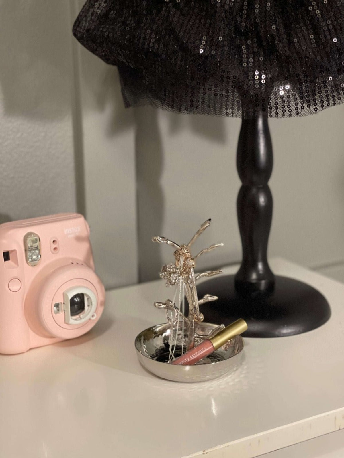 The Ayla Jewelry Holder With Silver Flower design is perfect for displaying your favorite jewelry. The leafless twig style creates a delicate and classy look with a touch of sophistication.