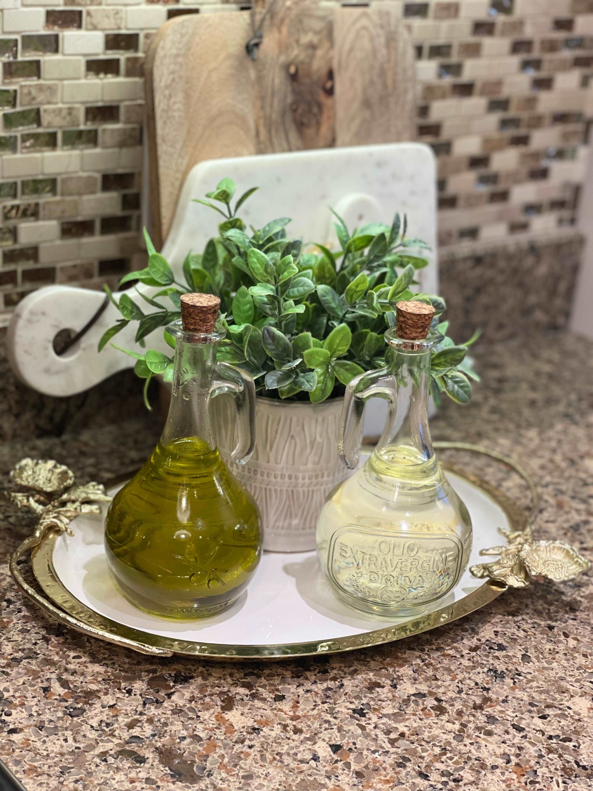 The modern elegance of this white tray with flower detail makes it the ideal décor for a finely designed table. It is crafted from quality materials and is meticulously sculpted by professional artisans.