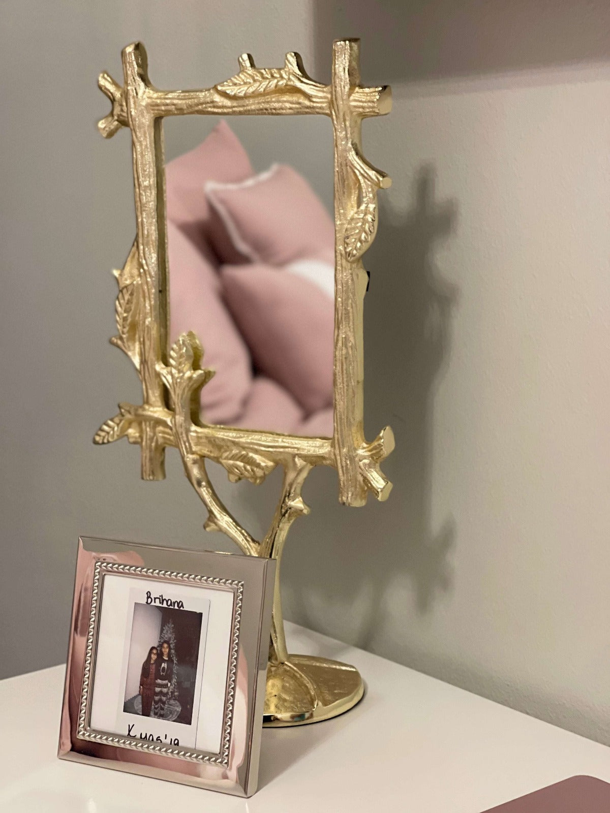 The Aspen Gold Brass Branch Design Mirror offers a sleek and modern design that will look perfect. A hint of glamour is all you need to take your space from simple to stunning.