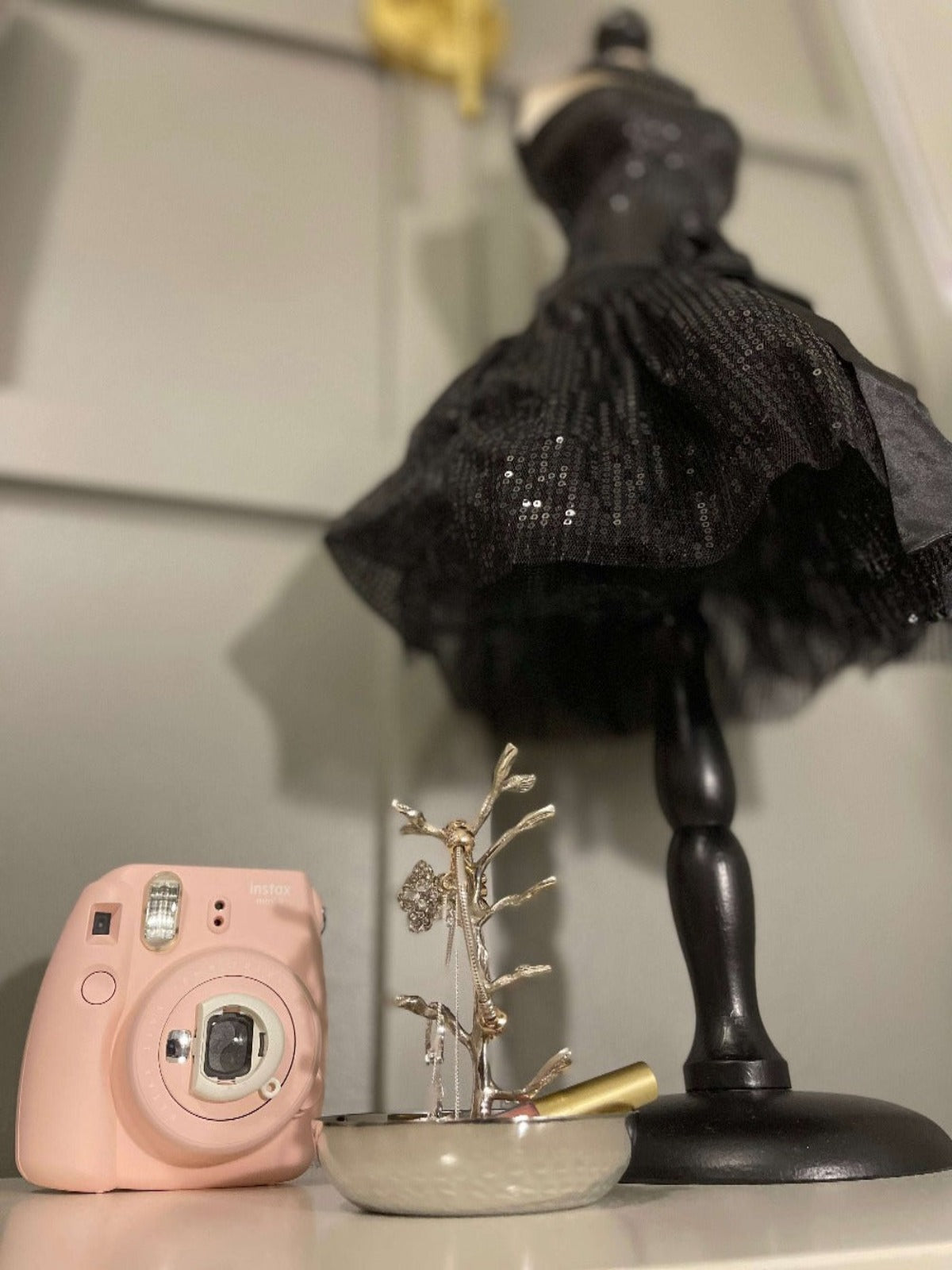 The Ayla Jewelry Holder With Silver Flower design is perfect for displaying your favorite jewelry. The leafless twig style creates a delicate and classy look with a touch of sophistication.