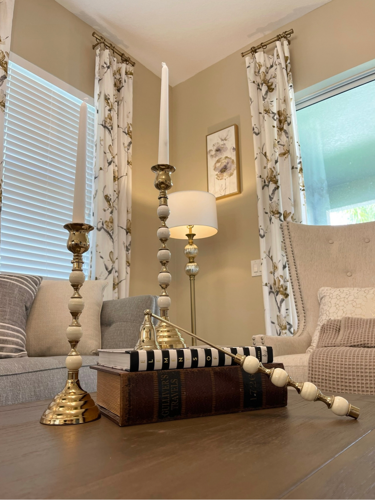 Perline White & Gold Candle Holder