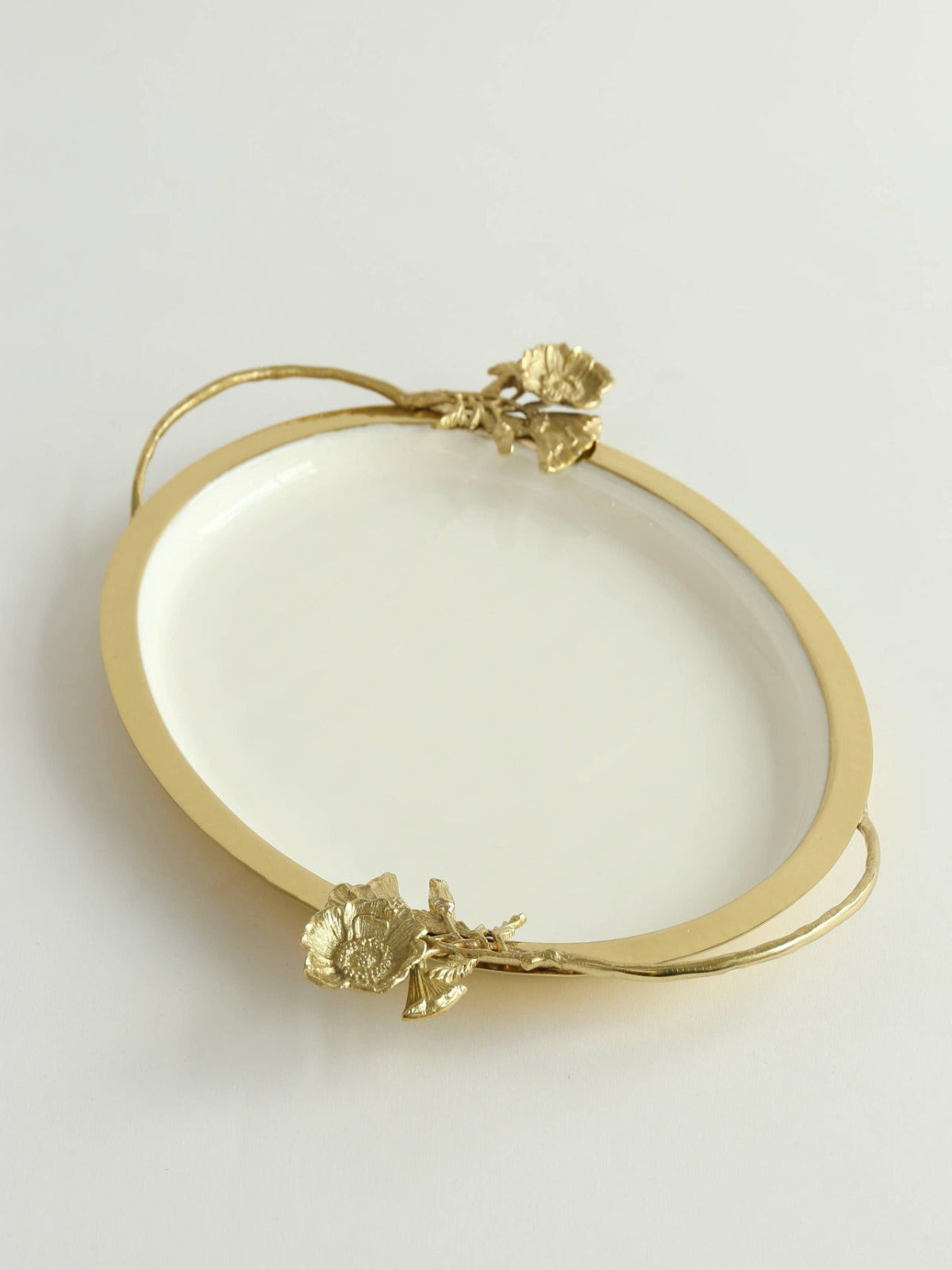 The modern elegance of this white tray with flower detail makes it the ideal décor for a finely designed table. It is crafted from quality materials and is meticulously sculpted by professional artisans.