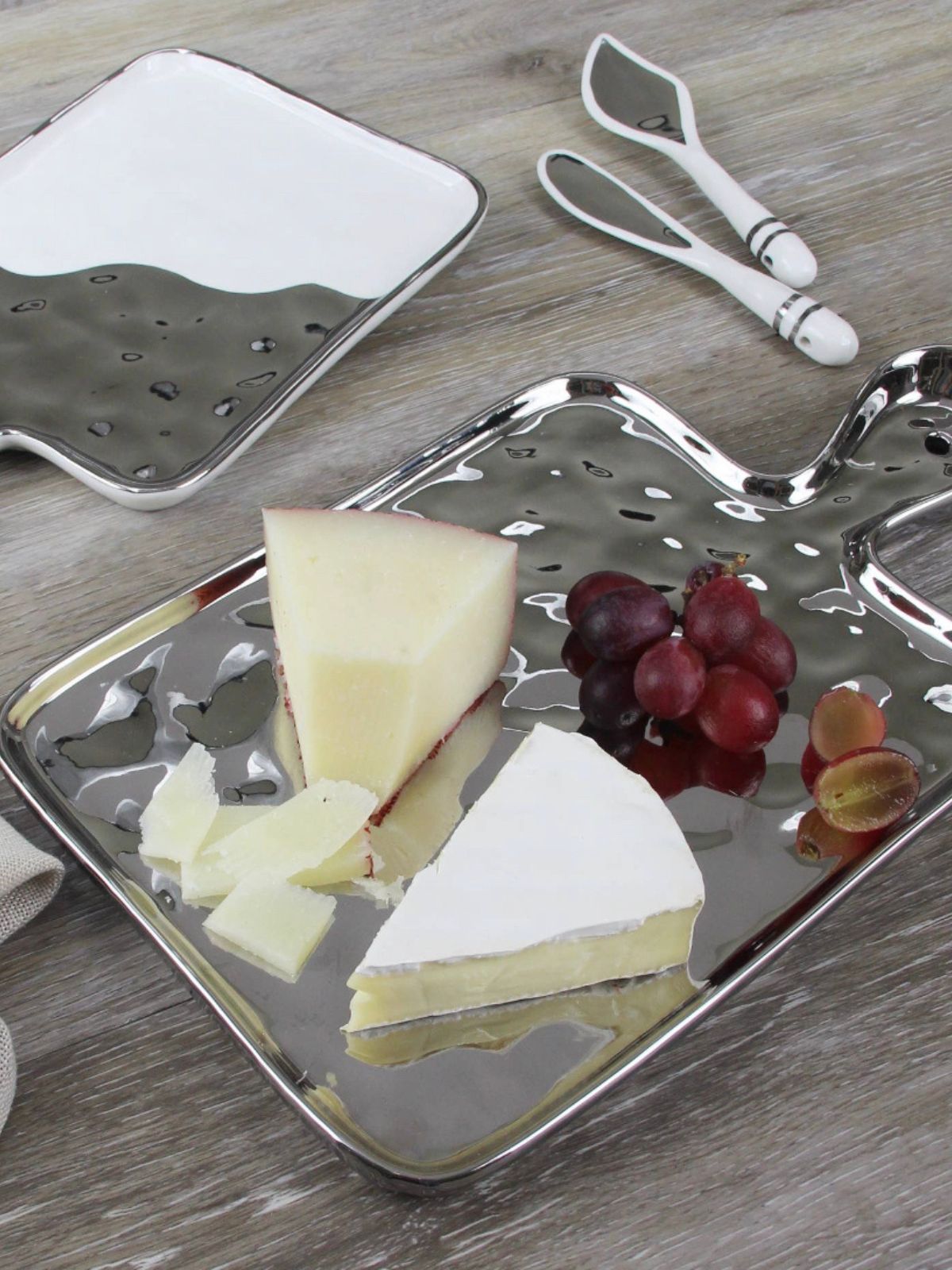 This white and silver tray features a stunning high fired porcelain base with titanium finish, 11L.