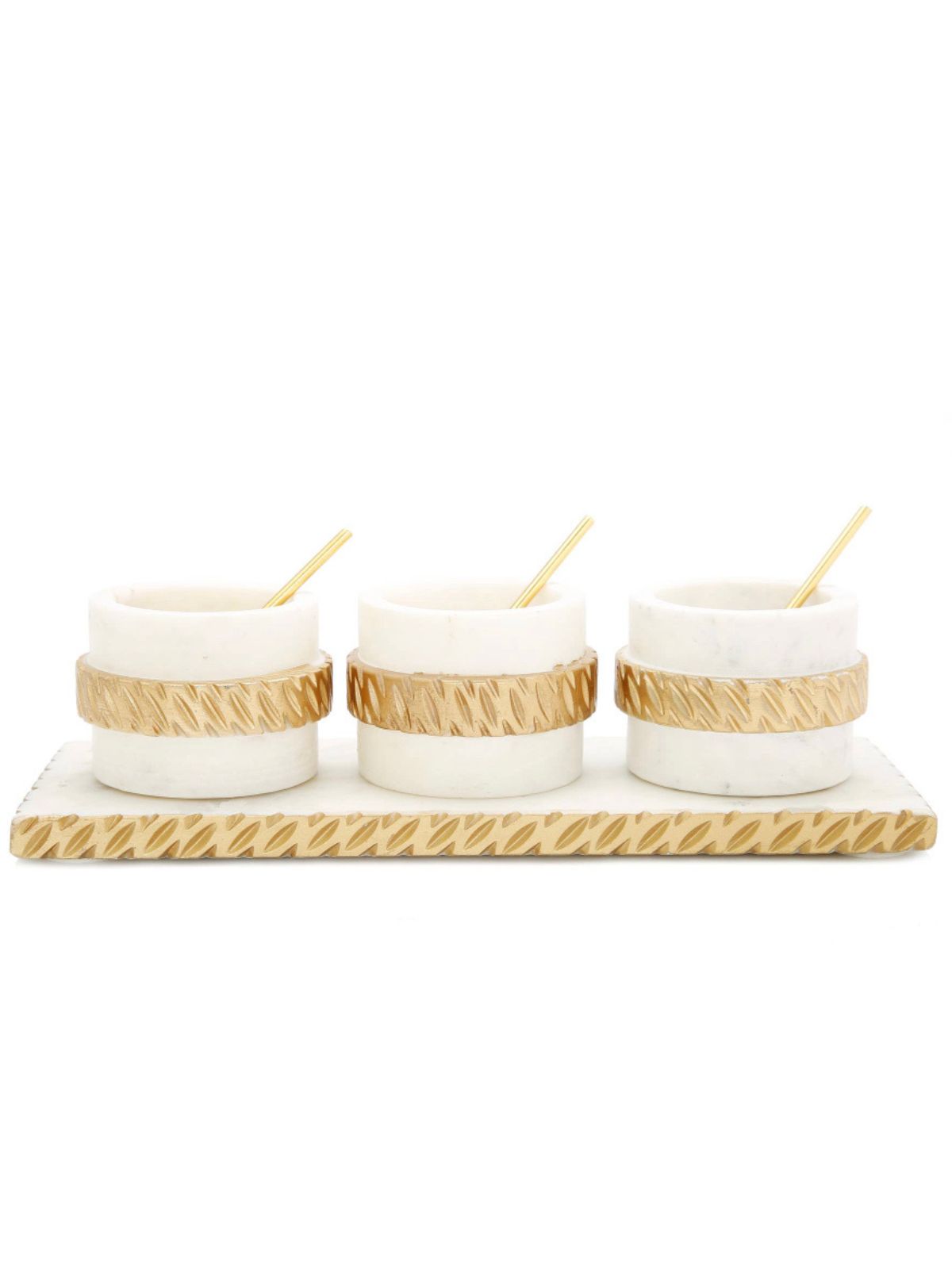 This marble 3-bowl and tray set is perfect for serving snacks, nuts, chocolate, spices or even dips in a glamorous way.