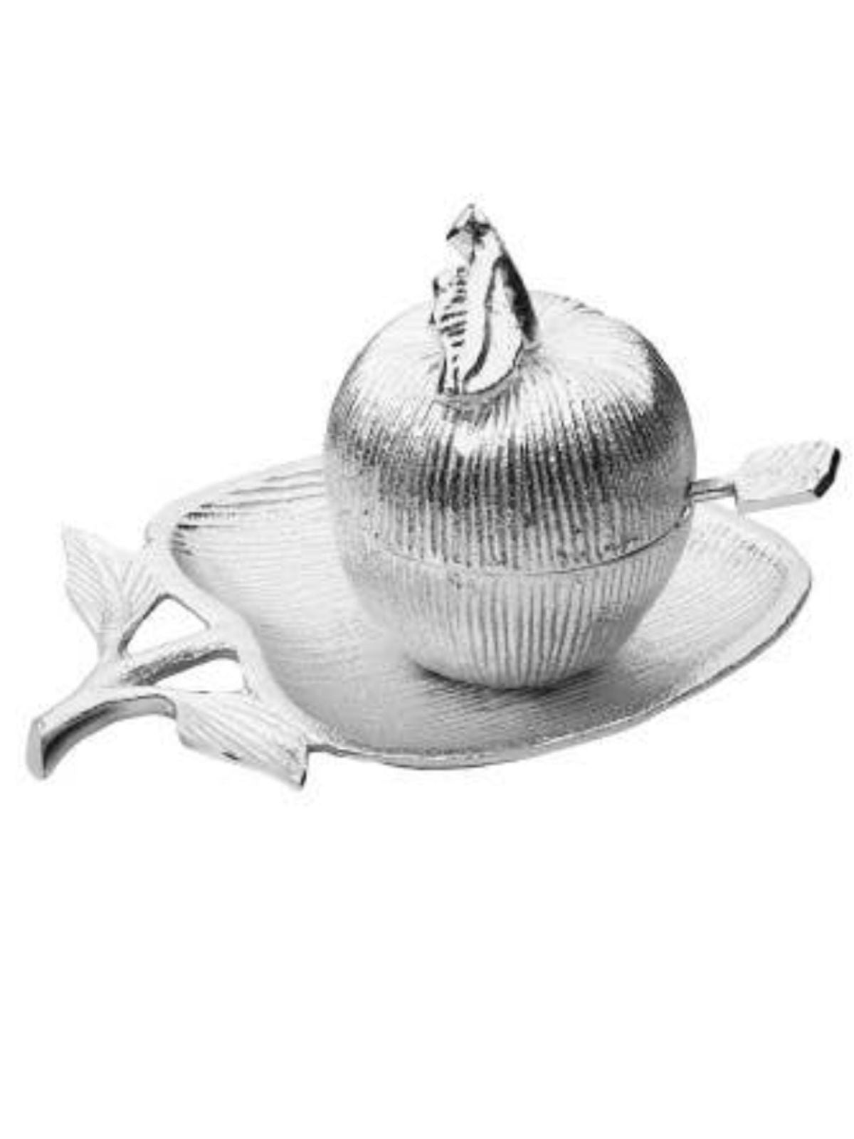 This adorable apple-shaped dish and honey jar offers a rich design and unique details. Crafted from quality materials, this dish and jar will beautify your kitchen decor!