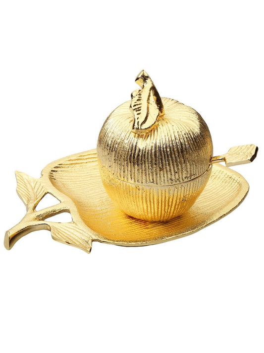 This adorable apple-shaped dish and honey jar offers a rich design and unique details. Crafted from quality materials, this dish and jar will beautify your kitchen decor!