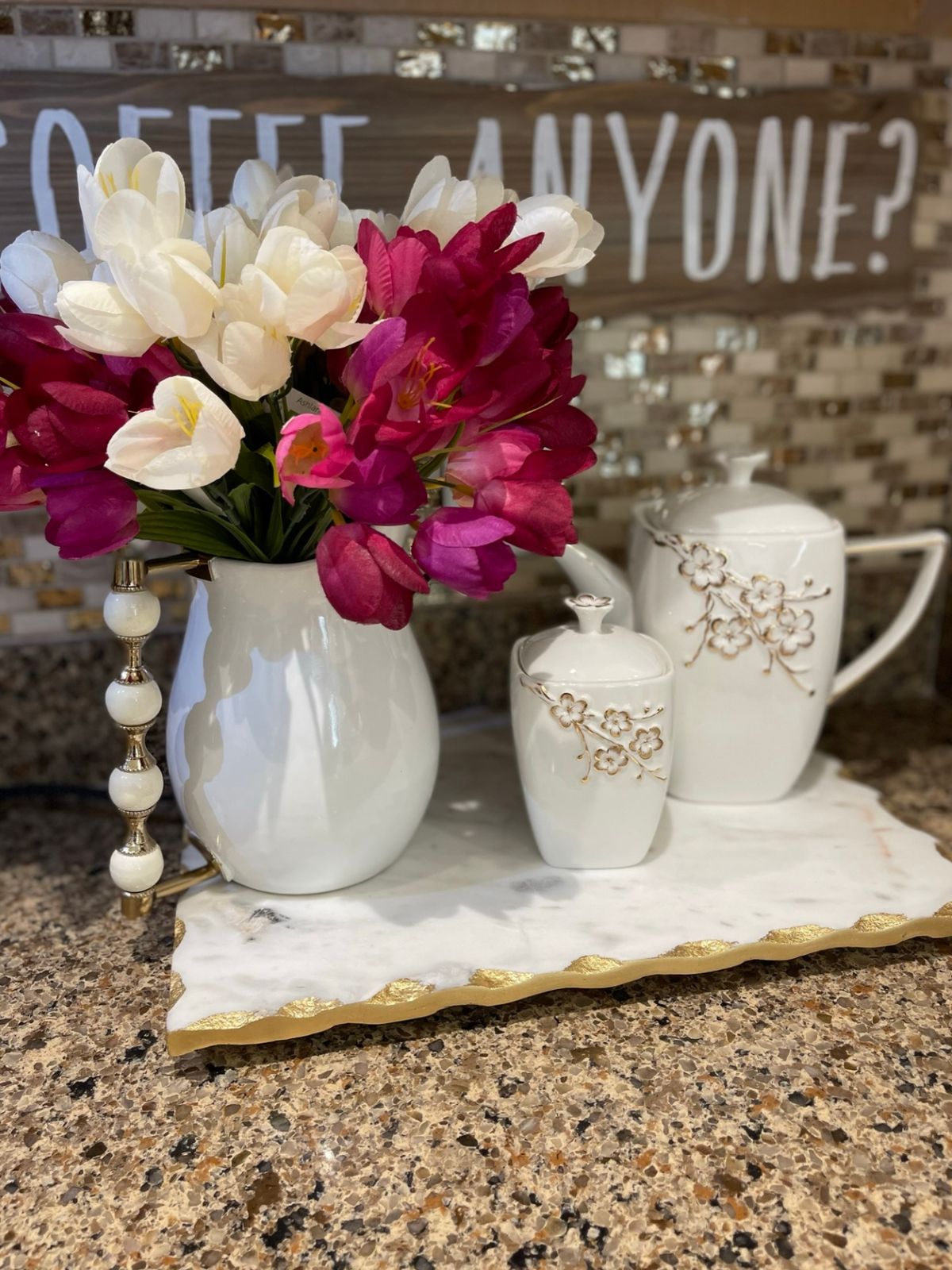 This covered sugar bowl features a white color with sparkling gold accents and a beautiful flower design. An exquisitely drawn floral adorns each piece with sparkling gold accents that make this bowl a truly gorgeous gift range.