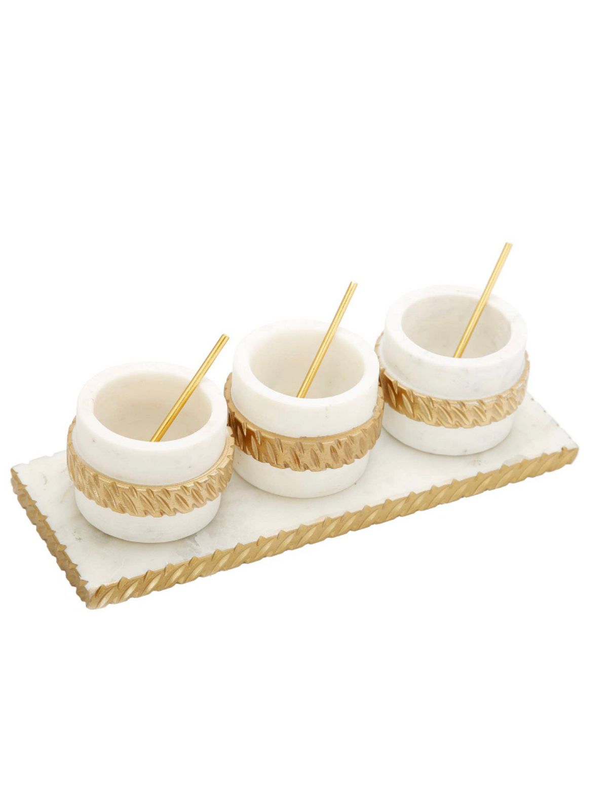 This marble 3-bowl and tray set is perfect for serving snacks, nuts, chocolate, spices or even dips in a glamorous way.