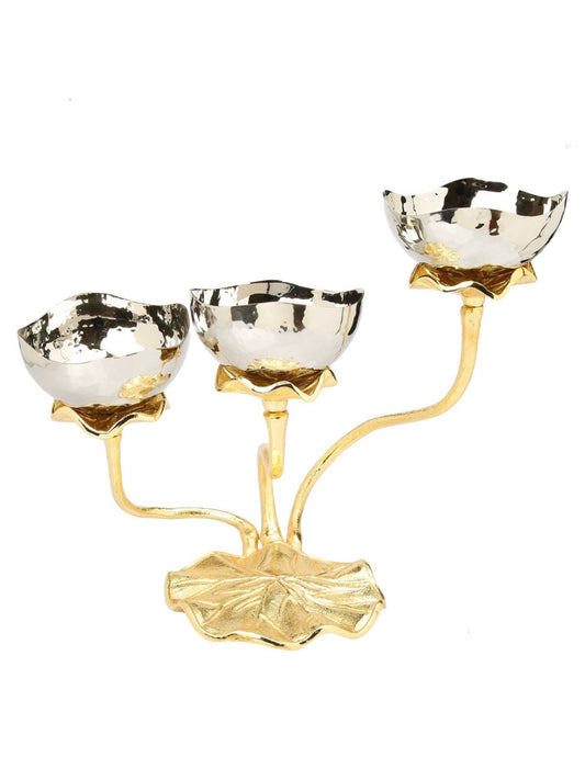 These 3 bowls elegantly emerge from the lotus' stem. The combination of two colors, stainless steel and gold, infuses any dining experience with modern finesse.