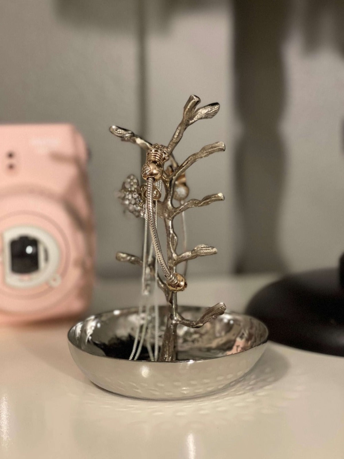 The Ayla Jewelry Holder With Silver Flower design is perfect for displaying your favorite jewelry. The leafless twig style creates a delicate and classy look with a touch of sophistication.