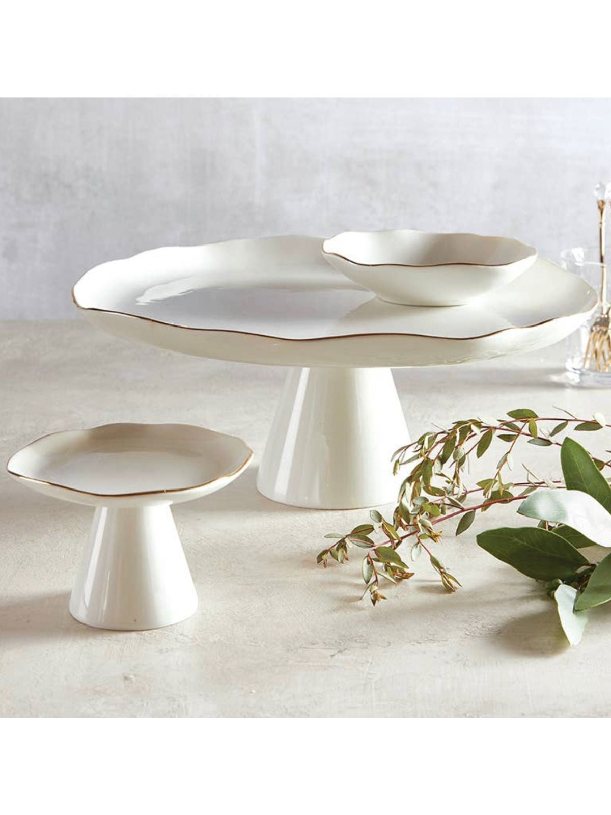 This 11.5 D Pedestal Tray Features white ceramic and gold edges to provide a modern minimalist design.