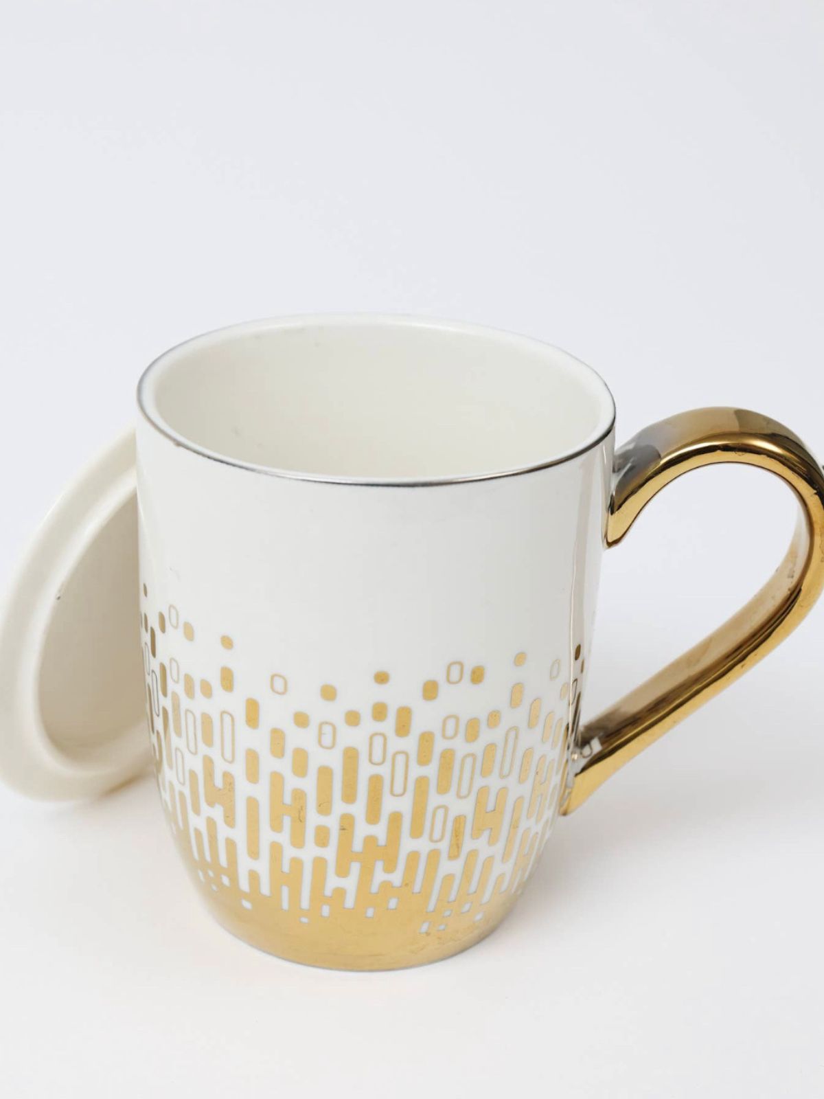 This white and gold design mug with a ceramic lid has a timeless look and is sure to elevate your coffee station!