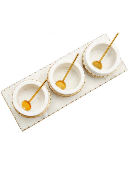 This marble 3-bowl and tray set is perfect for serving snacks, nuts, chocolate, spices or even dips in a glamorous way. 