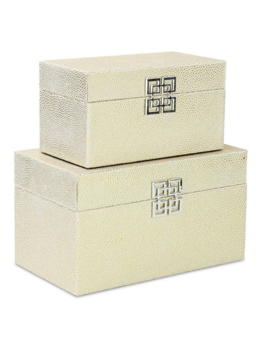 Keepsake boxes have provided a unique elegant touch to many spaces. Perfect for storing treasured items, they provide an eye-catching and warm look. The Doppia Felicita Box Set features a white & gold shagreen body with a Happiness symbolic front handle!