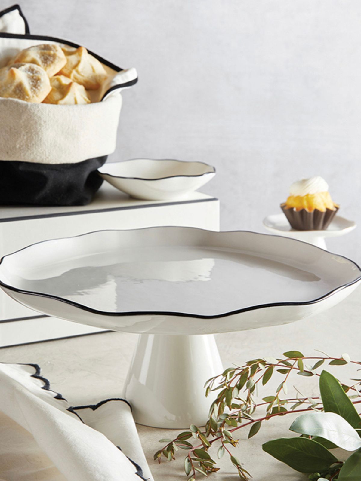 This 11.5 D Pedestal Tray Features Minimalist modern design with a classic white ceramic with black edges to provide a clean presentation of your favorite desserts and appetizers. Sold by KYA Home Decor 