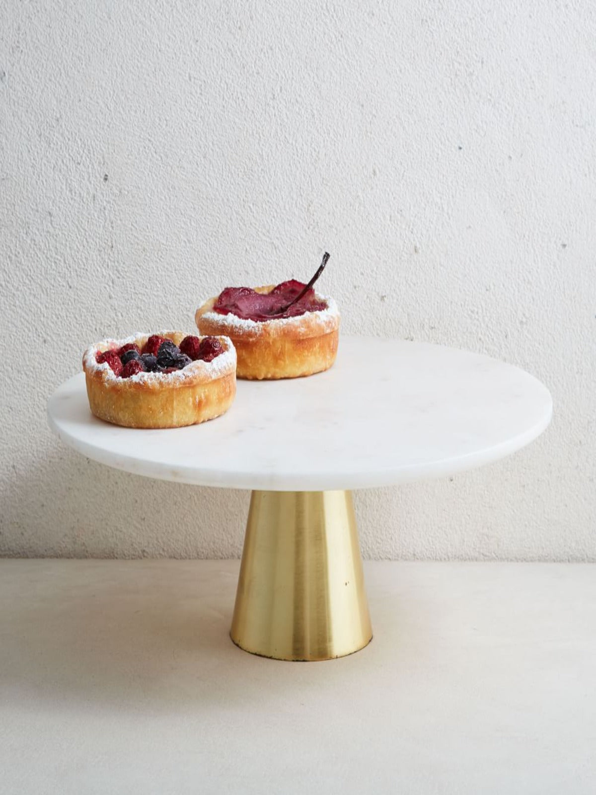 This beautiful 12D cake stand features a natural white marble top and gold brass base.