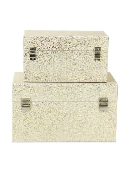 Keepsake boxes have provided a unique elegant touch to many spaces. Perfect for storing treasured items, they provide an eye-catching and warm look. The Doppia Felicita Box Set features a white & gold shagreen body with a Happiness symbolic front handle!